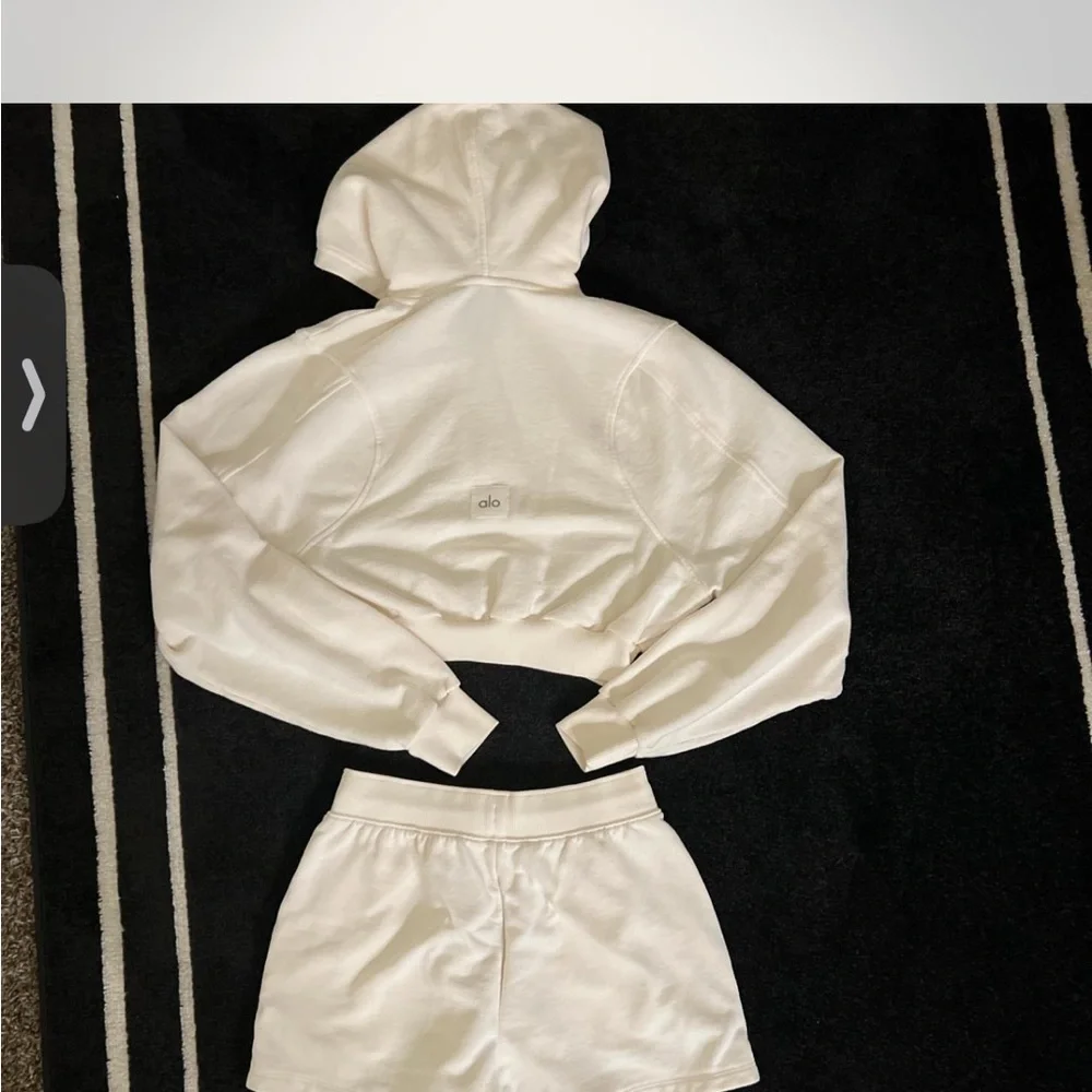 ALO Yoga Cream Zip-Up Hoodie and short set - Picture 6 of 6
